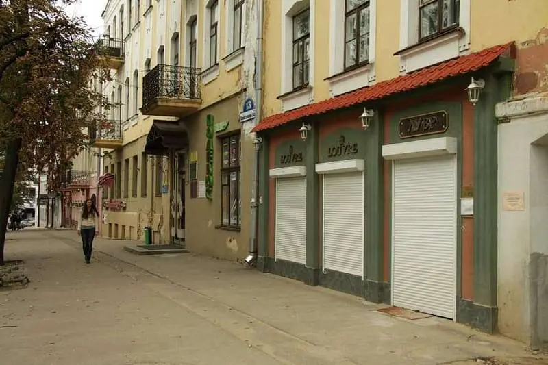 Рольставни на дверном проеме