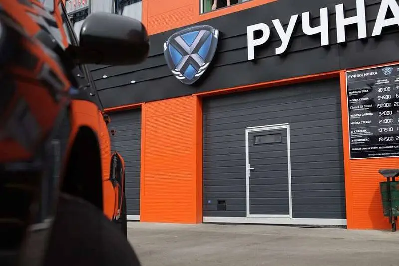 Секционные ворота с калиткой для автомойки Секционные ворота с калиткой для автомойки