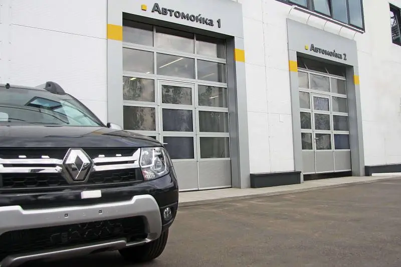 Панорамные ворота с калиткой для автомойки Панорамные ворота с калиткой для автомойки